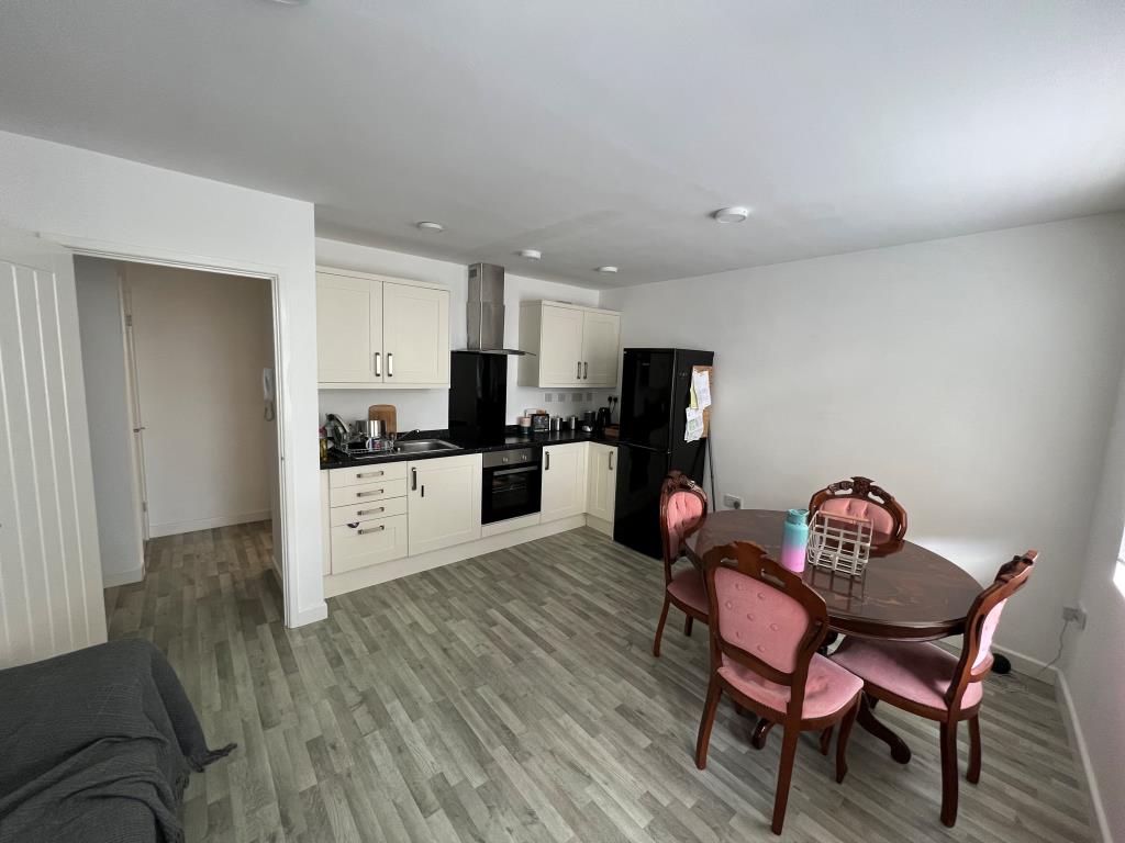Lot: 8 - TOWN CENTRE FLAT FOR INVESTMENT -